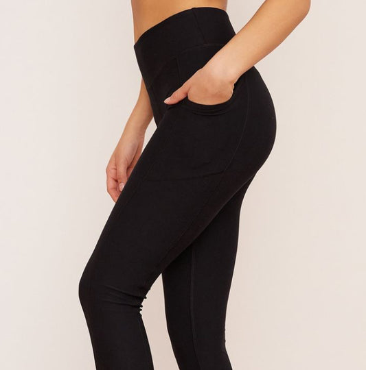 Leggs emana black