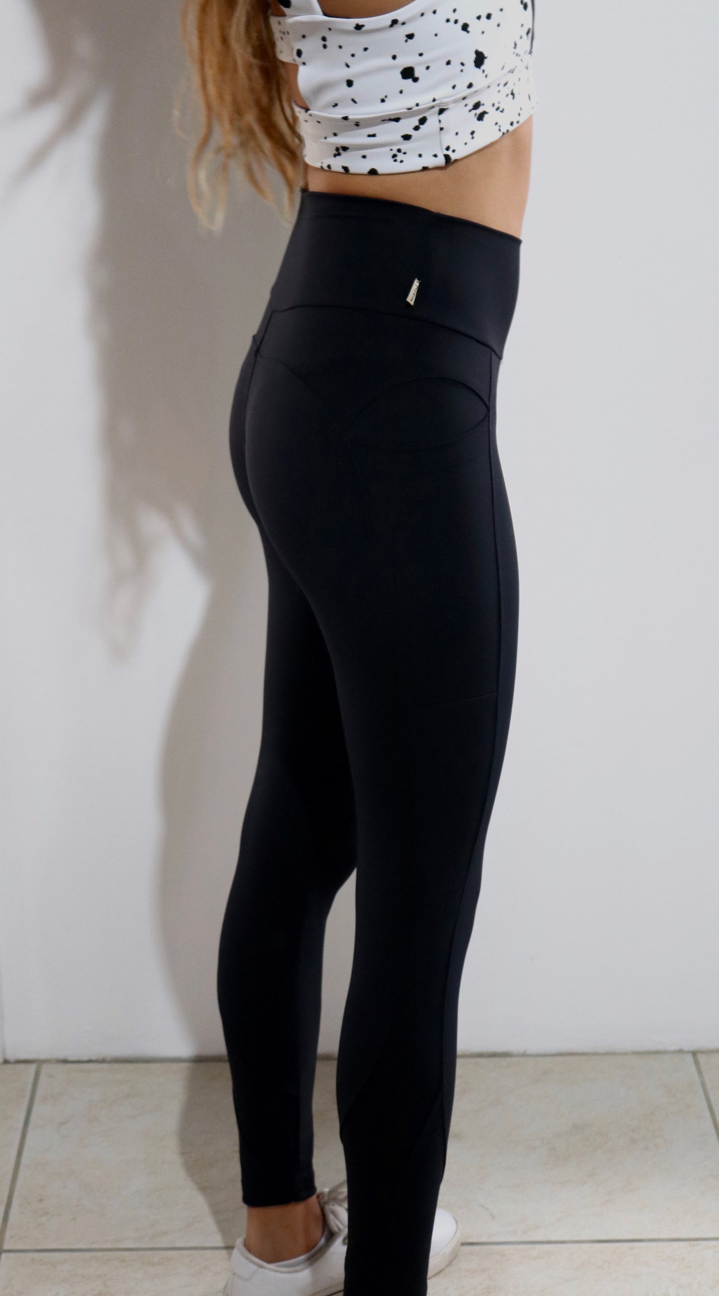Leggs emana black