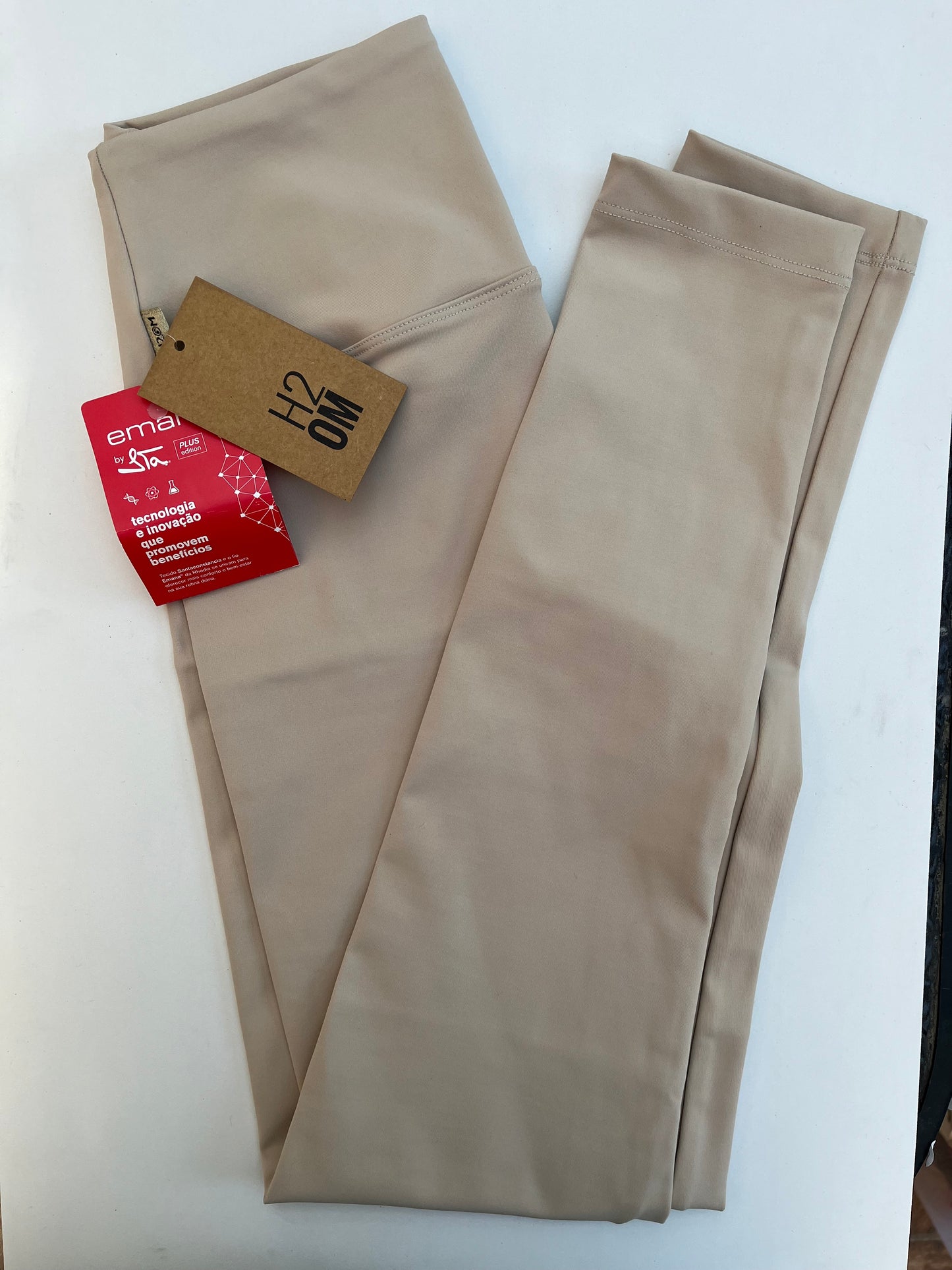 Leggs emana latte